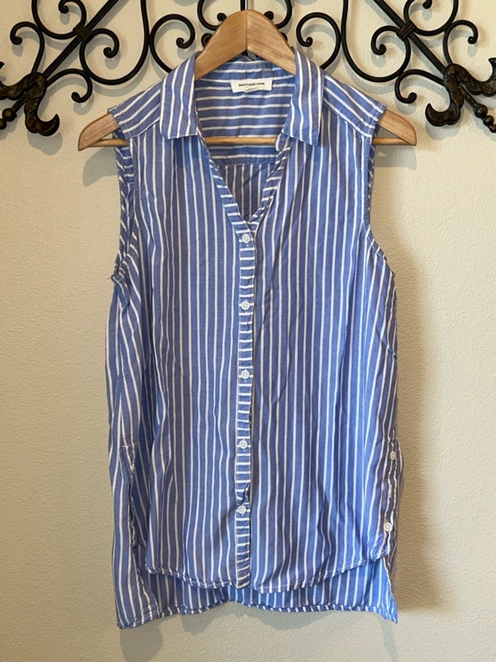 BEACH LUNCH LOUNGE SLEEEVEELSS BUTTON DOWN TOP SIZE MEDIUM
